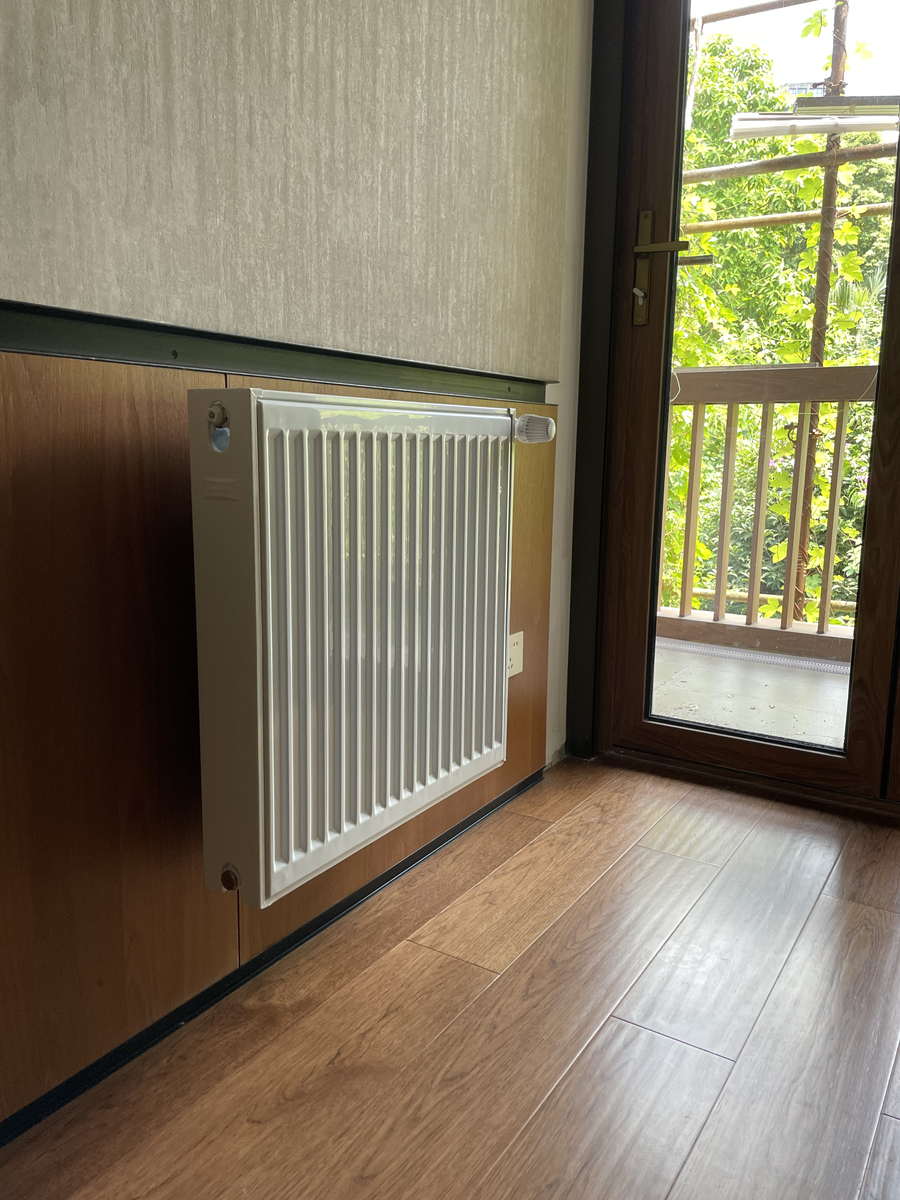 校內家屬區房間墻面明裝的鋼制板式散熱器