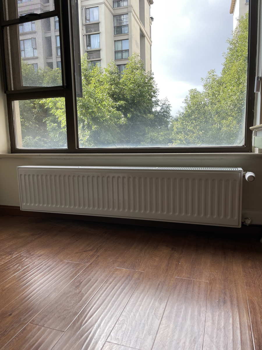 北向房間窗下明裝掛裝的鋼制板式散熱器